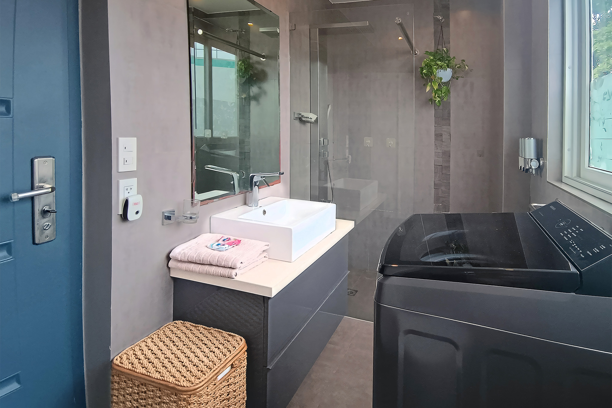 Premium bathroom with rain shower and washing machine